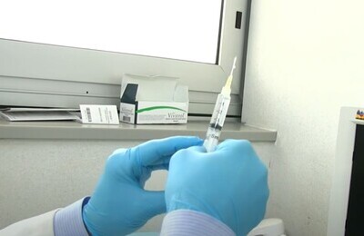 Проведение кодирования Вивитролом в Белогорске Шприц с Вивитролом в руках у врача